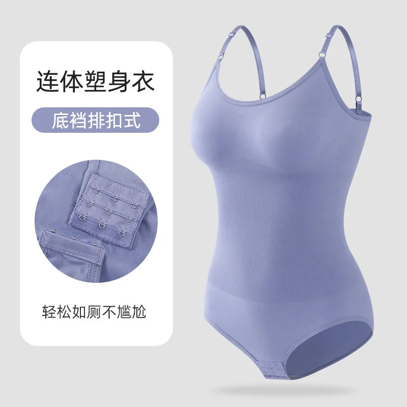 Mujer usando ropa moldeadora de compresión para mujer, entrenador de cuerpo, en color negro, ajustada y cómoda.
