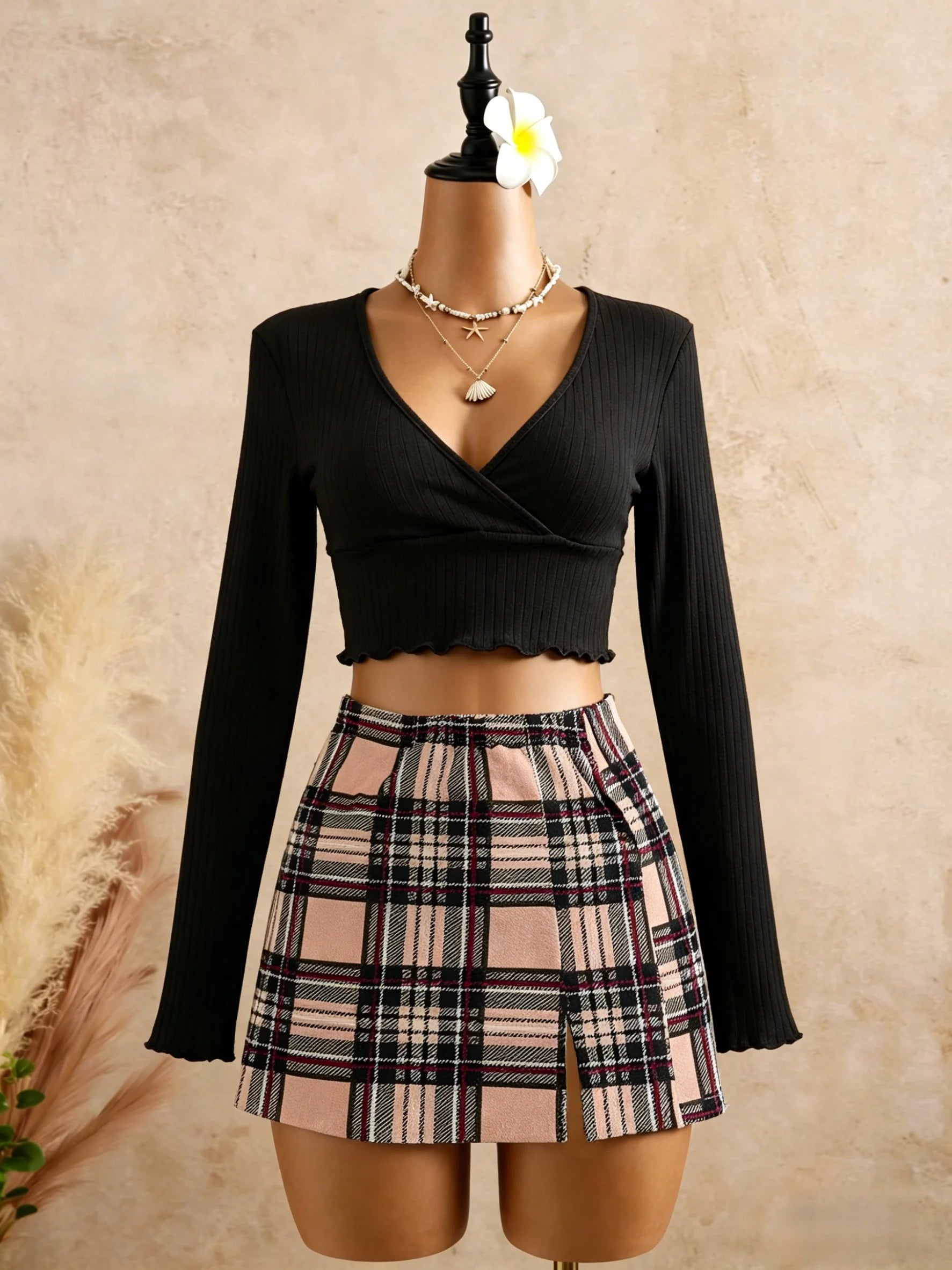 Conjunto 2 Piezas Mujer: Top Negro Cruzado y Minifalda Rosa Cuadros