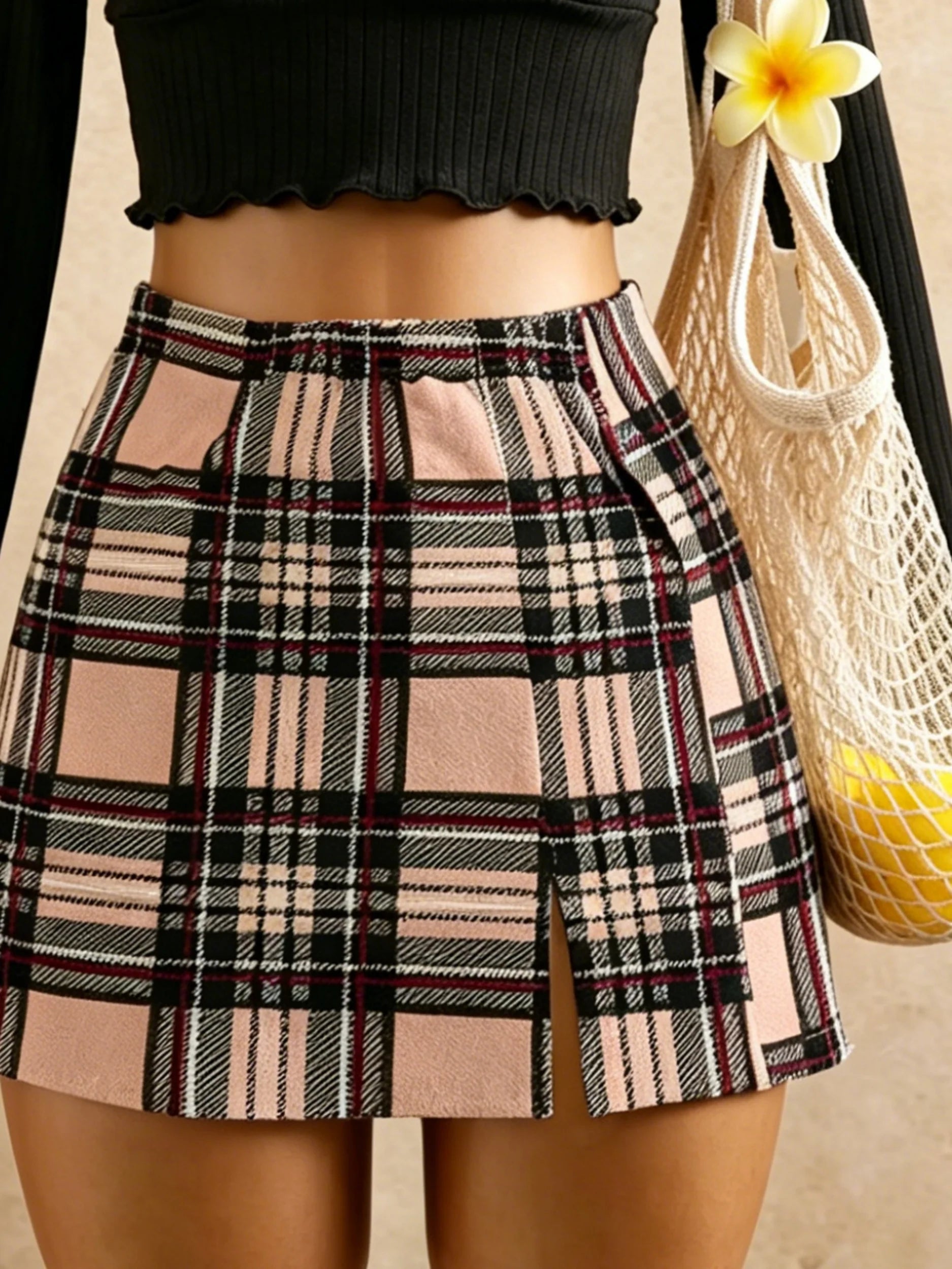 Conjunto 2 Piezas Mujer: Top Negro Cruzado y Minifalda Rosa Cuadros