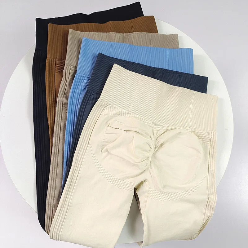 High-waisted women's yoga leggings in seamless fabric, shown in black with stretch fit, from Corporación Turística.