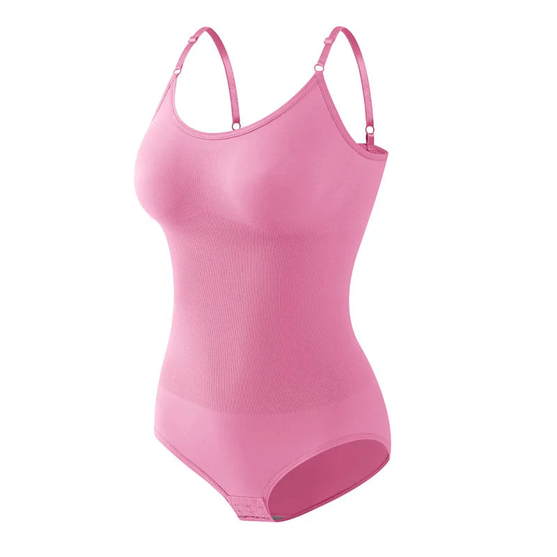Mujer usando ropa moldeadora de compresión para mujer, entrenador de cuerpo, en color negro, ajustando la prenda en su torso.