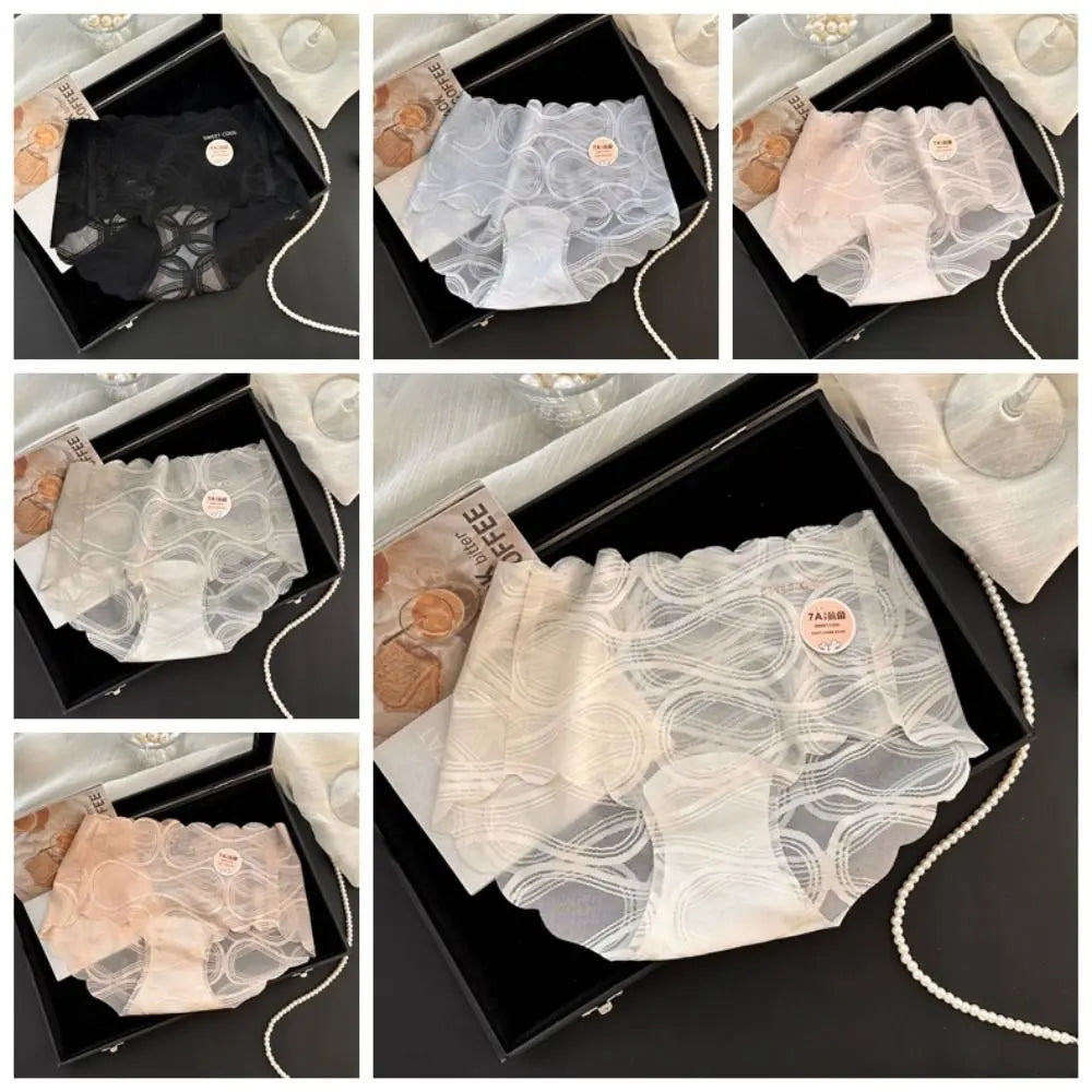 Dulces encaje de braguitas de cintura media de Corporación Turística, con detalles delicados y diseño a la moda.
