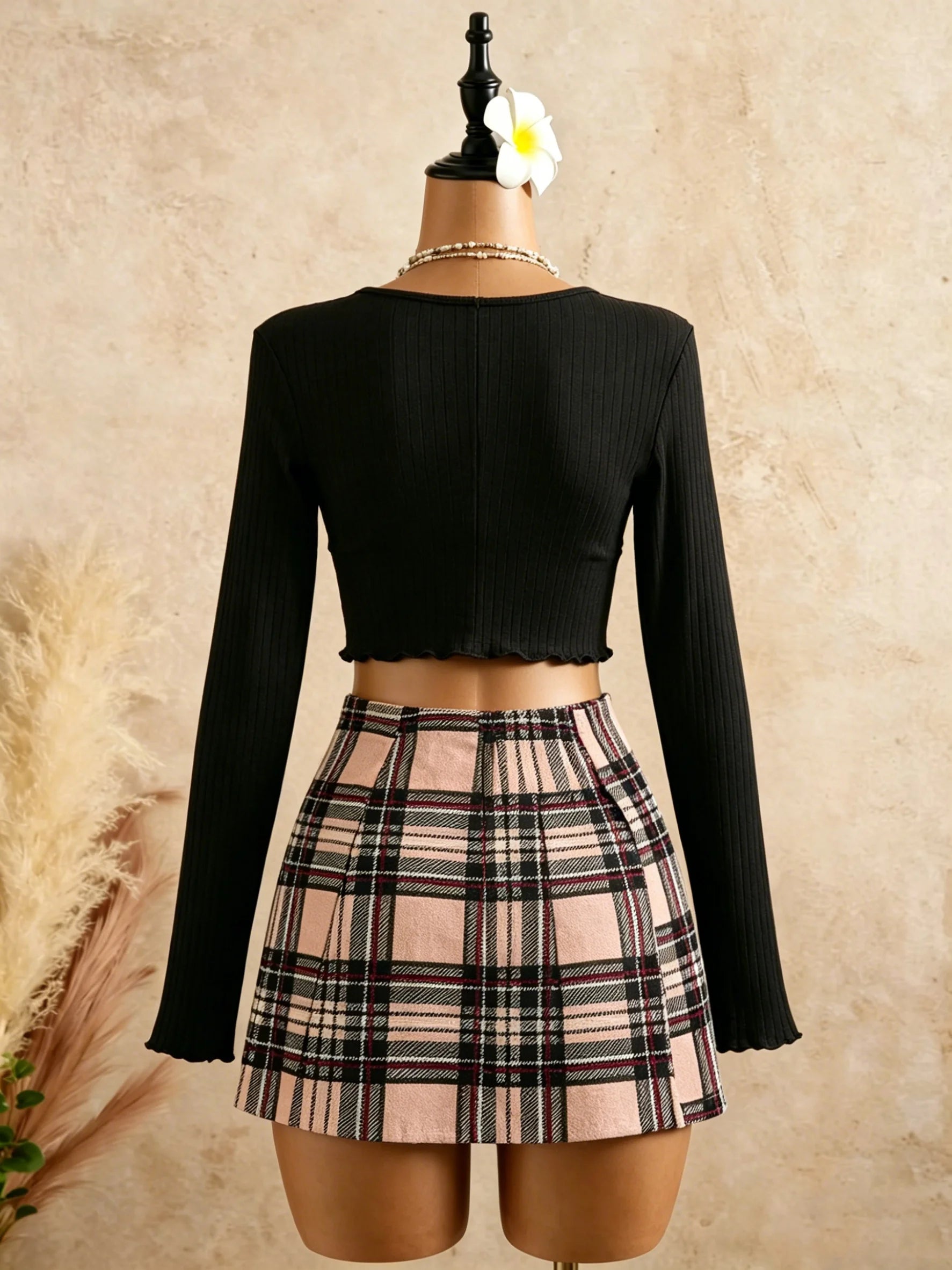 Conjunto 2 Piezas Mujer: Top Negro Cruzado y Minifalda Rosa Cuadros