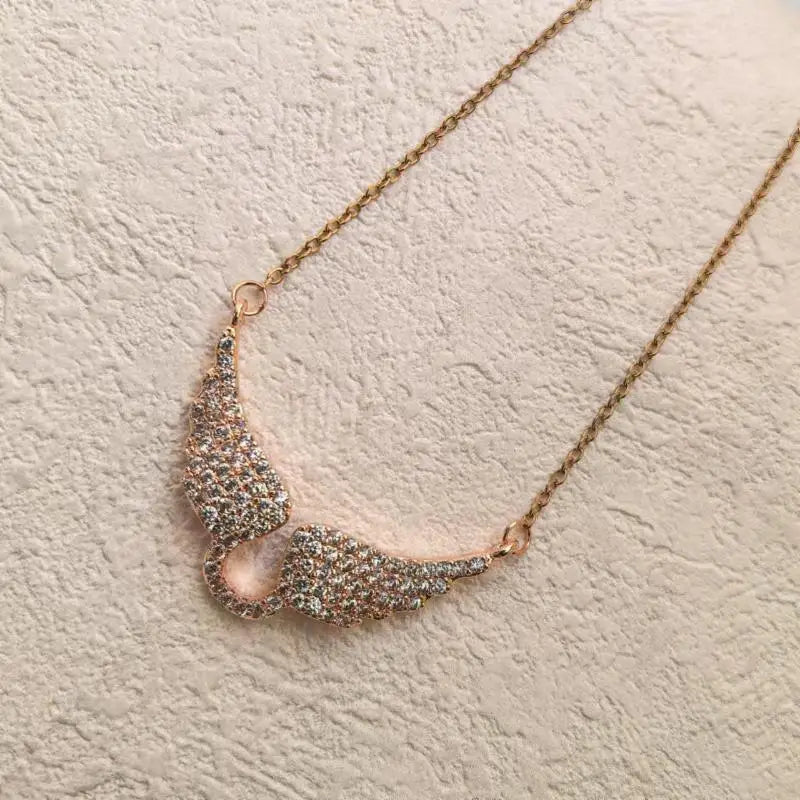 Collar de ala de Ángel para mujer, cadena de clavícula de acero de titanio que combina con todo, temperamento de moda con incrustaciones de diamantes