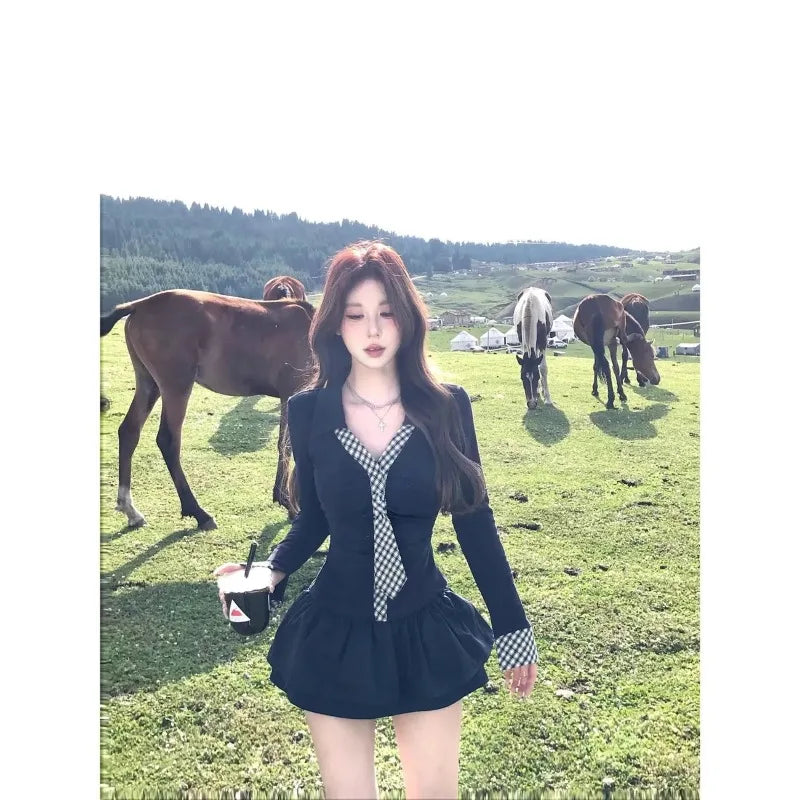 Korean-style sexy long-sleeve crop top from Corporación Turística, featuring a fitted waist and stylish design.