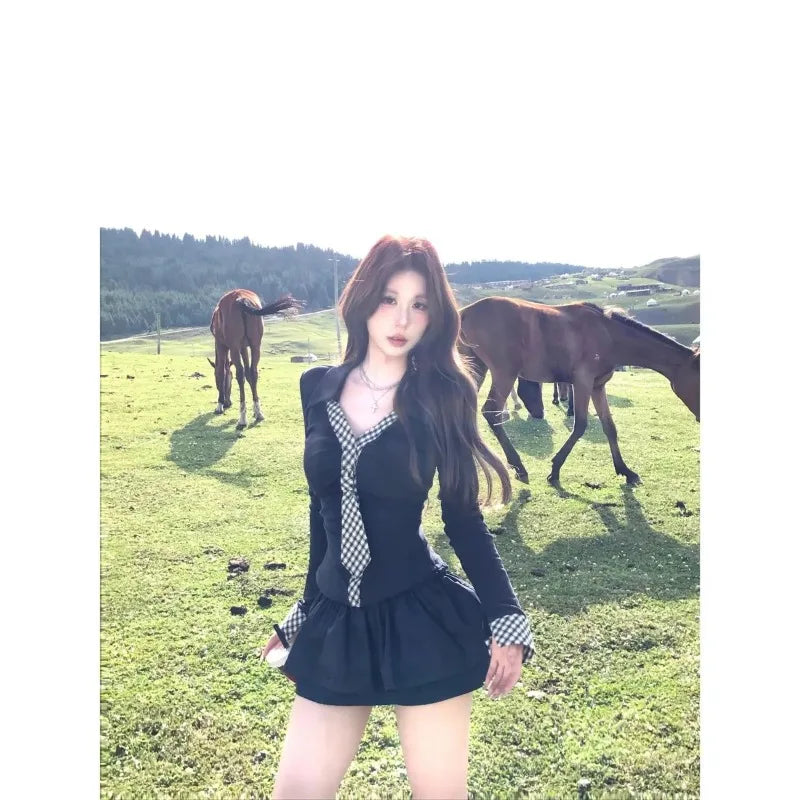 Long-sleeve Korean-style sexy top from Corporación Turística, featuring a fitted waist and stylish design.