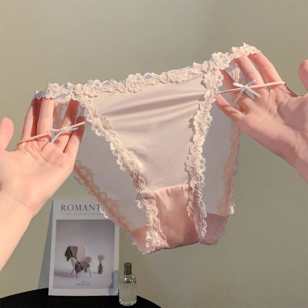 Delicadas bragas de encaje blanca con diseño hueco, finas y suaves, para mujer, de la marca Corporación Turística.