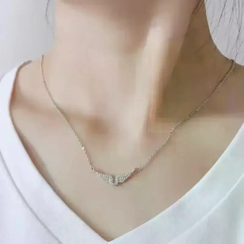 Collar de ala de Ángel para mujer, cadena de clavícula de acero de titanio que combina con todo, temperamento de moda con incrustaciones de diamantes
