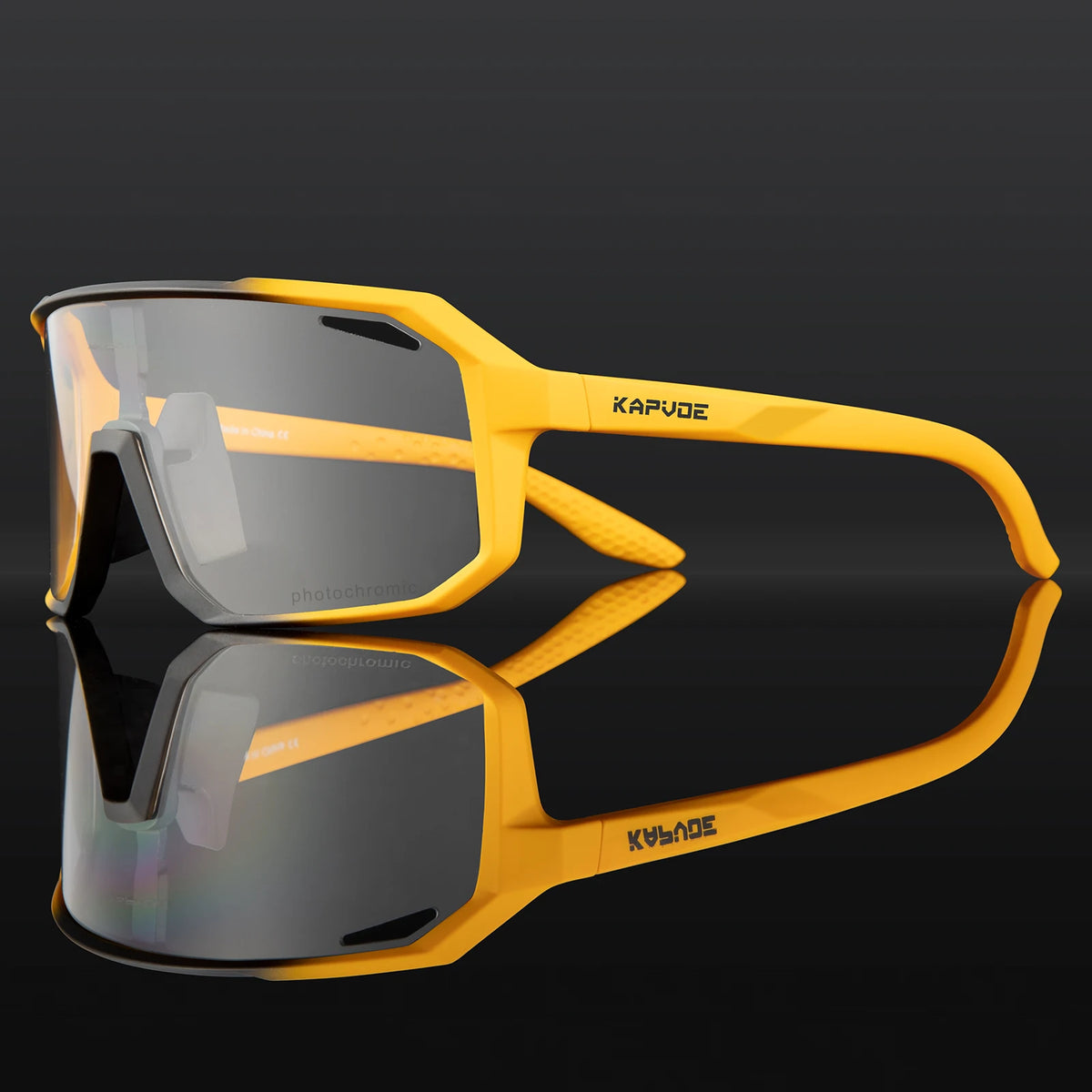 Kapvoe photochromic MTB sunglasses for cycling, with tinted lenses and sporty design, by Corporación Turística.