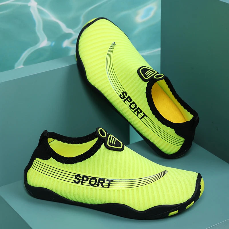 Unisex fitness shoes from Corporación Turística, indoor use, lightweight design, black and gray color, suitable for gym workouts.
