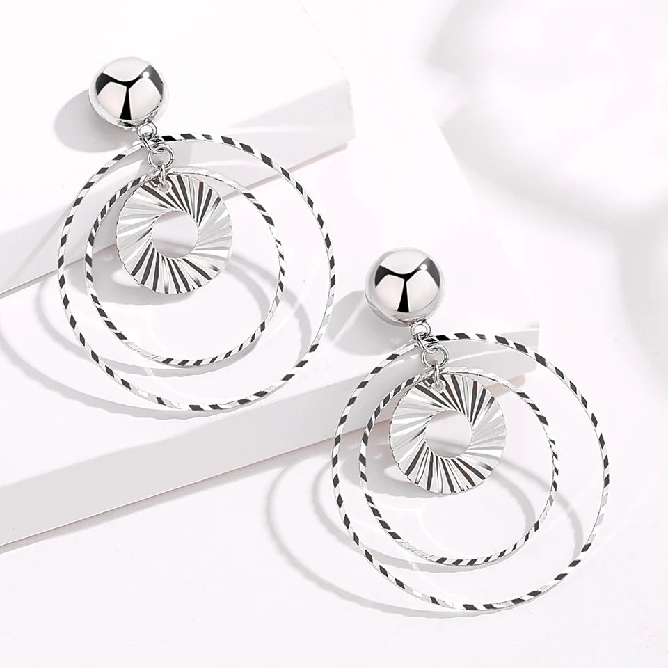 Water drop-shaped zircon earrings for women featuring sparkling gemstone pendants, stylish jewelry by Corporación Turística.