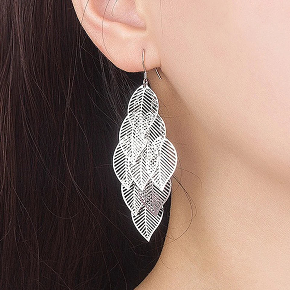 Water drop-shaped zircon earrings for women, elegant silver-tone dangle earrings with sparkling stones from Corporación Turística.