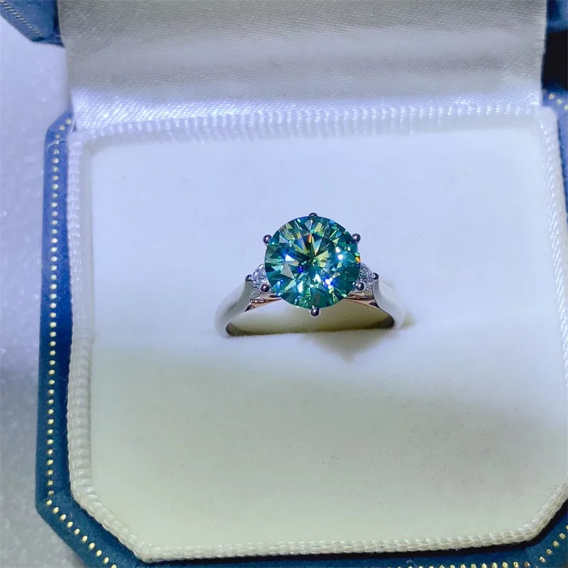 Luxury 18K solid white platinum moissanite ring with a 2.2-carat gemstone from Corporación Turística.