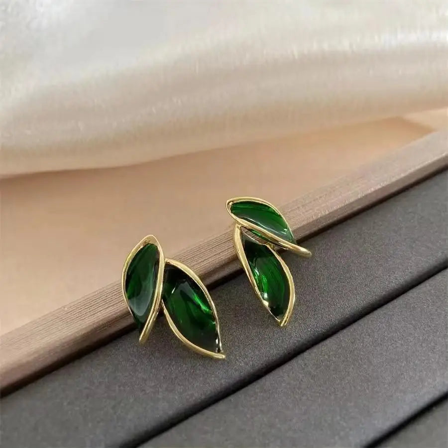 Silver 92% crystal hollow swan earrings featuring detailed needle design, elegant jewelry by Corporación Turística.