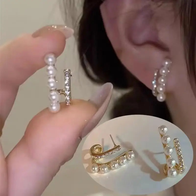 Silver 92% crystal hollow swan earrings featuring green crystal details, elegant and delicate jewelry by Corporación Turística.