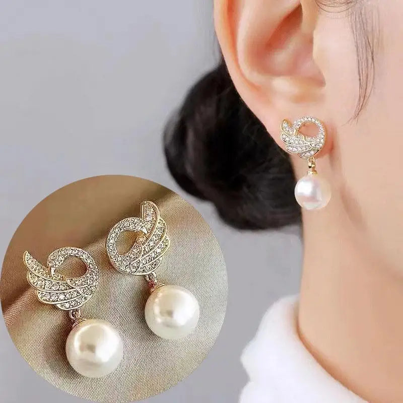 Silver 92% cristal hollow swan earrings with needle design, featuring elegant green accents, crafted by Corporación Turística.