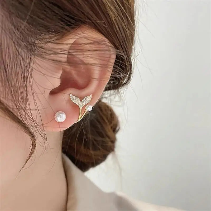 Silver 92% cristal hollow swan earrings with needle design, featuring elegant green gemstone accents and intricate craftsmanship.