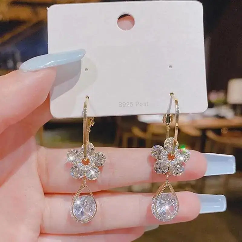 Korean fashion pearl tassel earrings with needle detail, featuring 5mm crystal beads, stylish and elegant accessory by Corporación Turística.