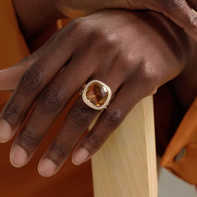 Lujoso anillo de circón con incrustaciones cuadradas de Corporación Turística, elegante joyería con detalles brillantes.