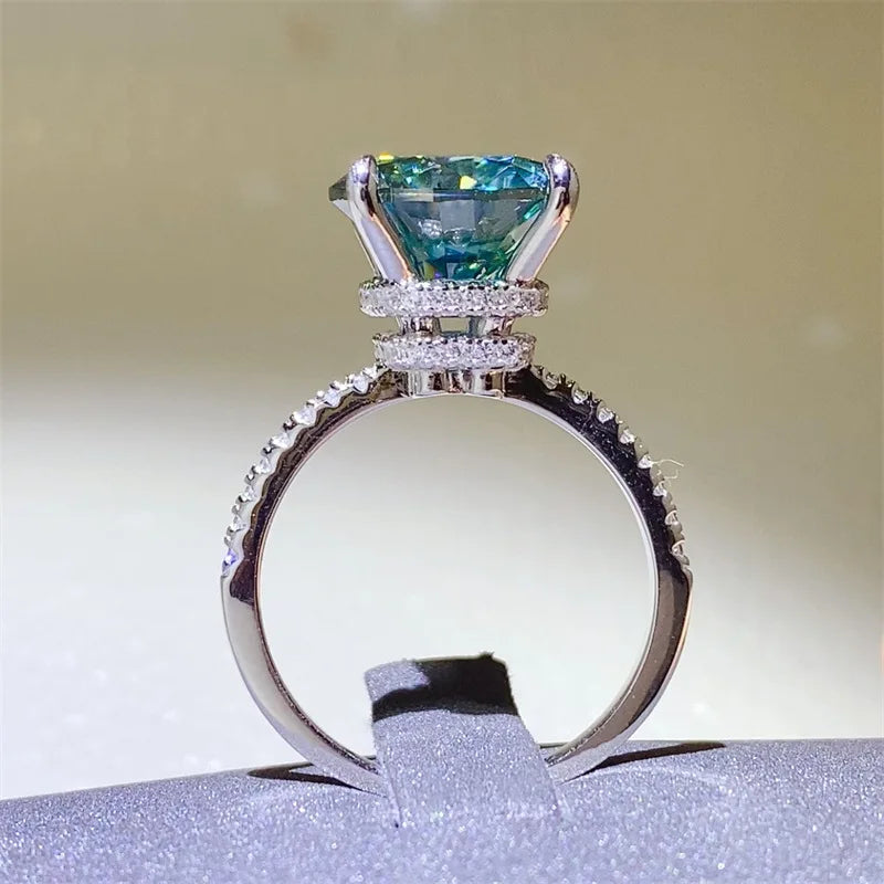 Diamond green ring with perfect cut, featuring a stunning green gemstone set in a sleek band, by Corporación Turística.