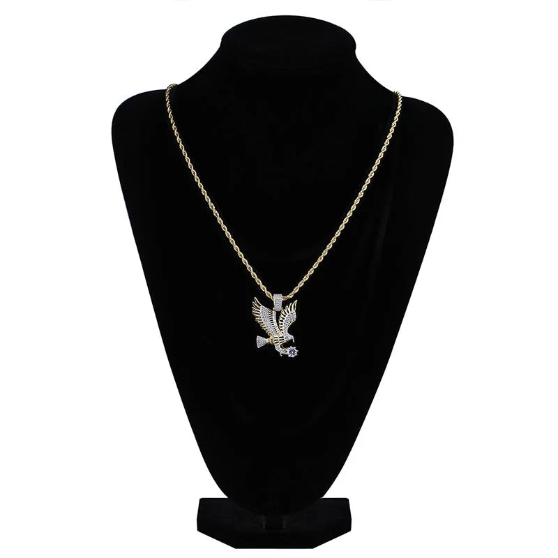 Gold collar with eagle flying pendant from Corporación Turística, featuring detailed eagle design on a sleek chain.