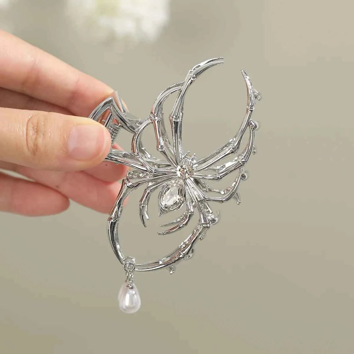 Gothic pearl spider hair clip by Corporación Turística, featuring black and white pearls and intricate spider design.
