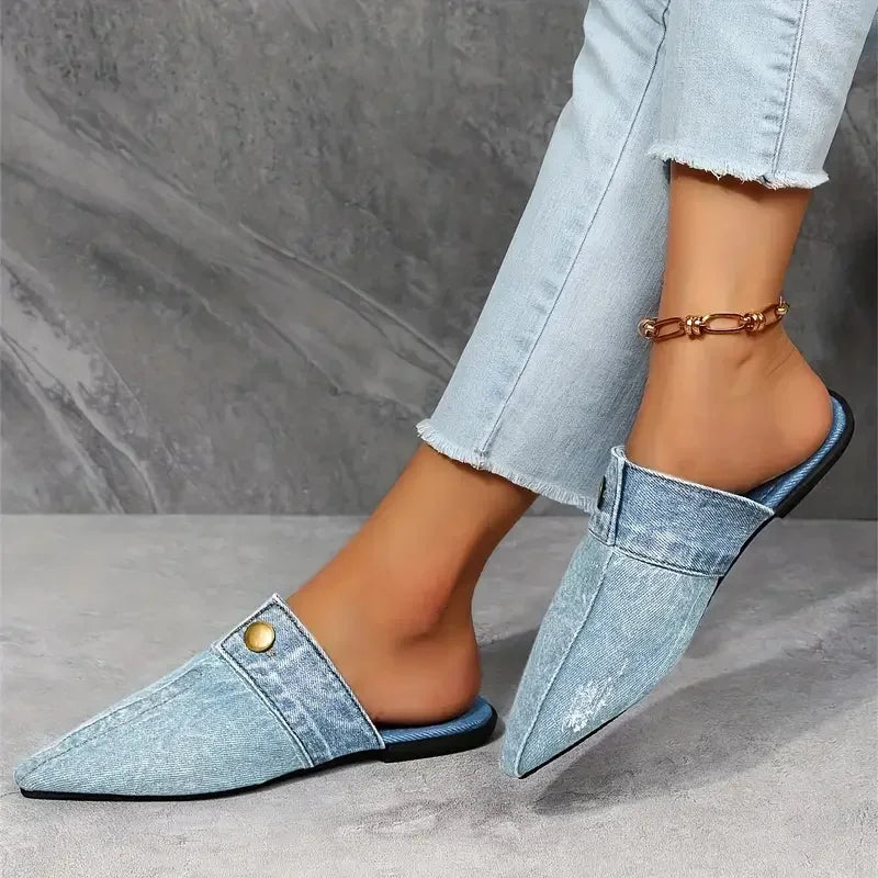 Zapatillas de mujer Corporación Turística en color azul, cómodas y versátiles, con diseño casual y suela blanca.