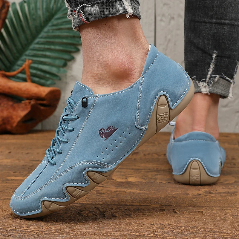 Mocasines de hombre de Corporación Turística en color azul, con suela moderna y diseño a la moda, ideal para estilos elegantes y casuales.