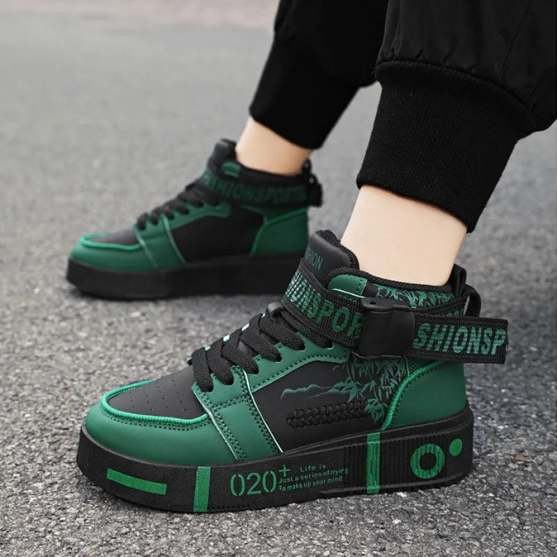 Black men's sports boots with platform from the 2026 collection by Corporación Turística, featuring a sporty style and casual design.