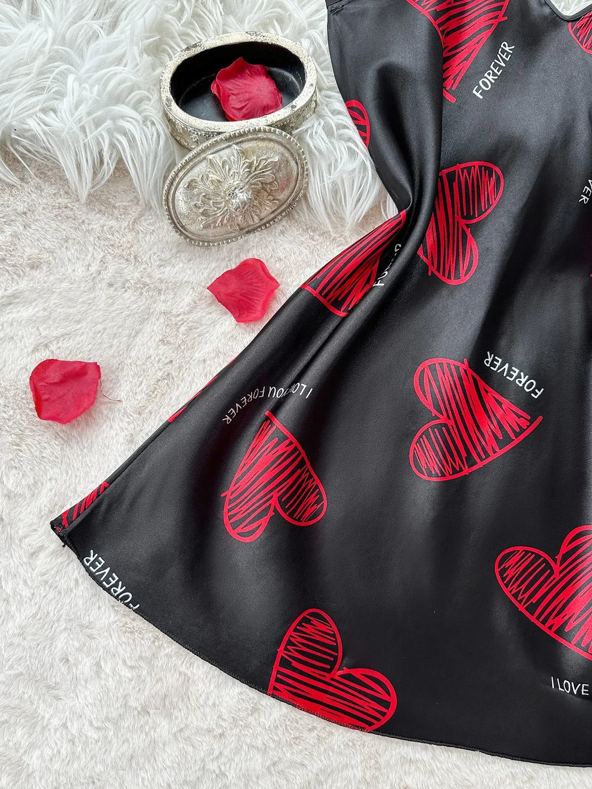 Black satin camisón with red lipstick print from Corporación Turística, featuring a comfortable, stylish design for nighttime wear.