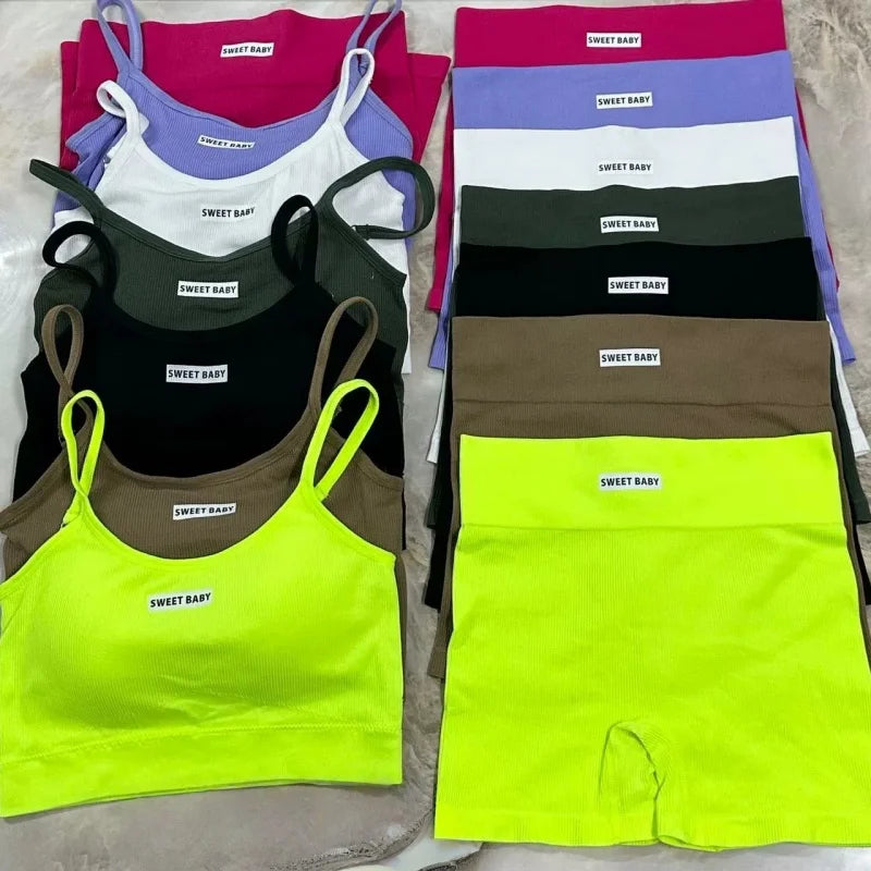 Señora usando un chaleco deportivo sin costuras de Corporación Turística en color blanco, adecuado para ejercicio y entrenamiento.