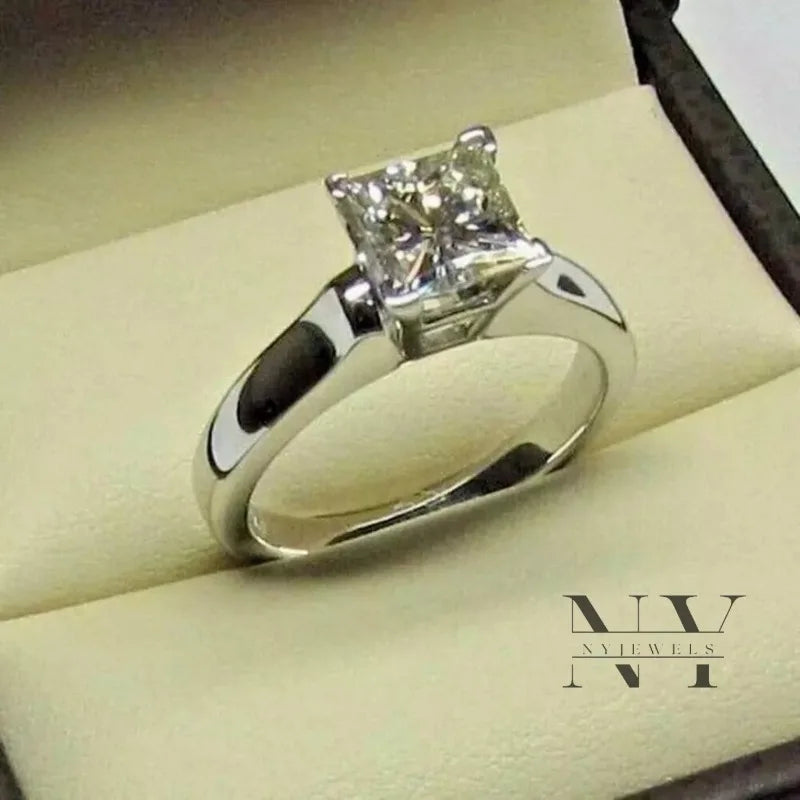 Silver S925 ring with 1.5CT moissanite gemstone, polished platinum-plated finish, featuring a sleek, elegant design.