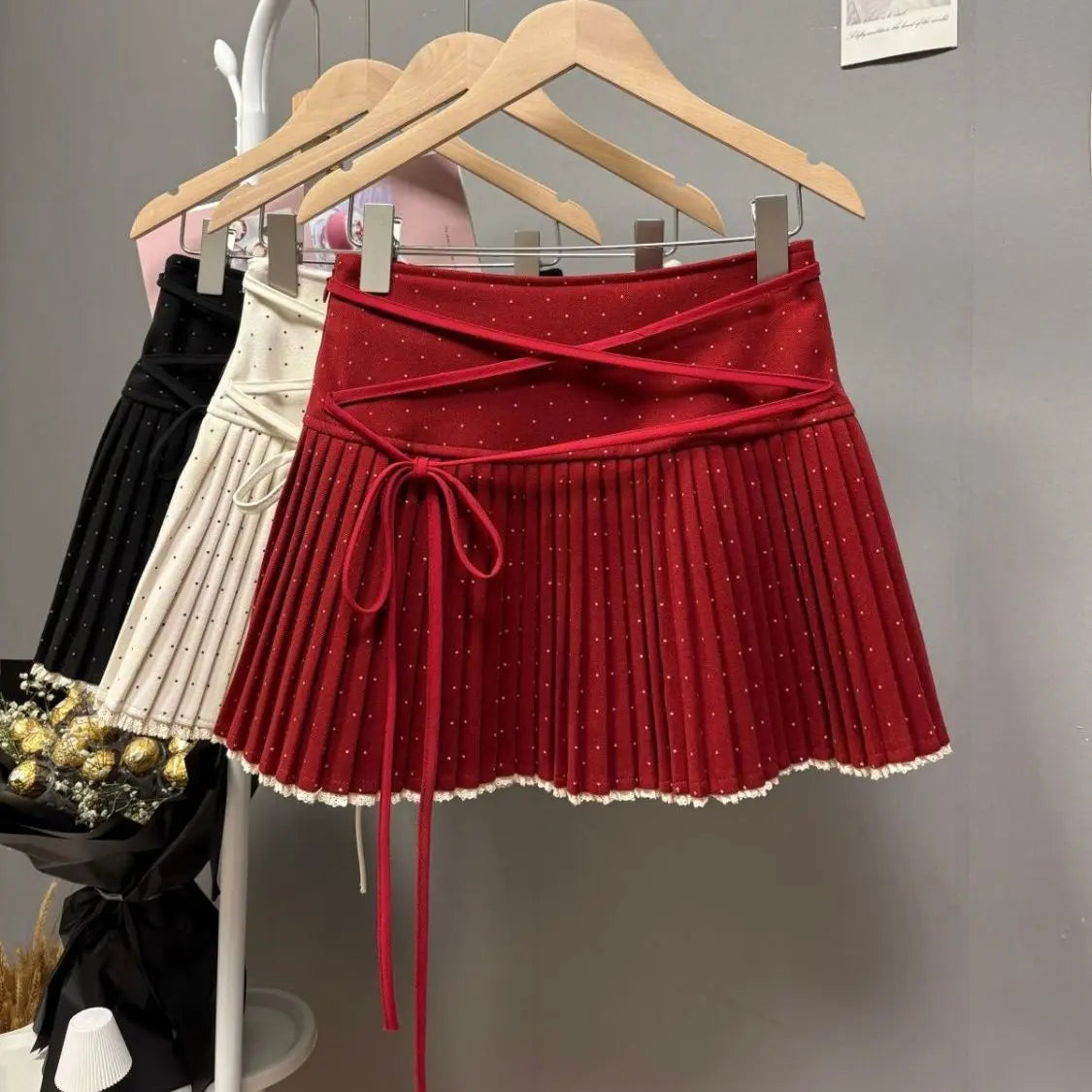 Pleated skirt with crossed stripe details and polka dot pattern from the 2026 Nueva Falda collection by Corporación Turística.