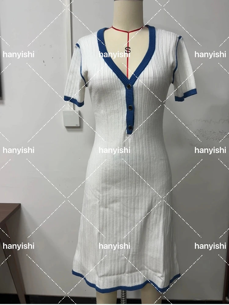 White women's sexy knit minivestido with V-neck, featuring a fitted design and short sleeves, ideal for stylish casual wear.