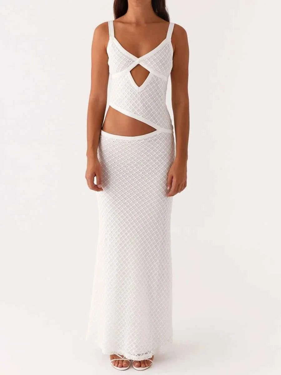 Vestido largo recortado de moda para mujer en color blanco, de la marca Corporación Turística, con diseño elegante y moderno.