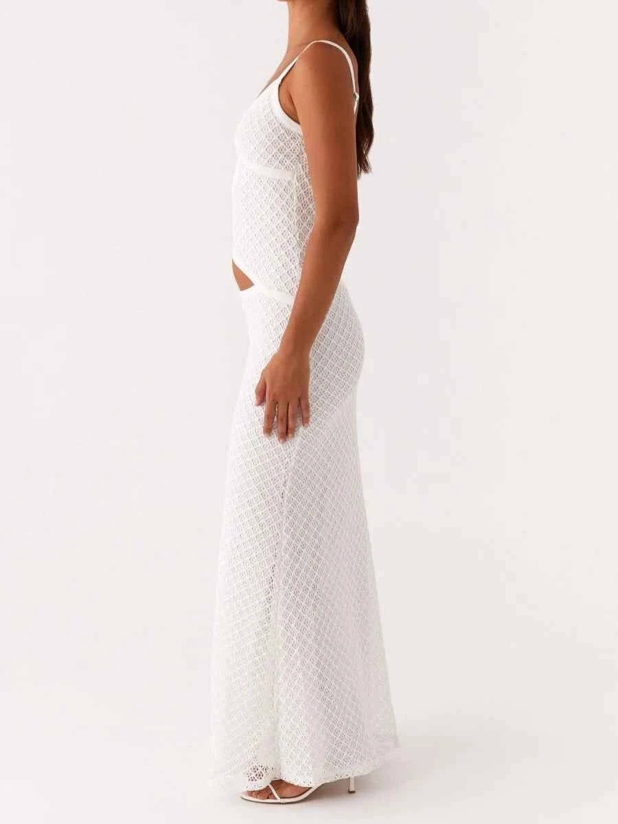 Vestido largo recortado para mujer en color blanco, de la marca Corporación Turística, con estilo moderno y elegante.