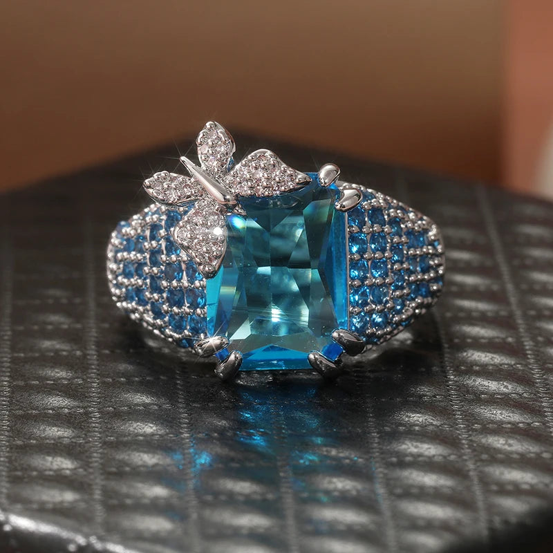 Lujoso anillo de cóctel Butterfly con topacio azul y diseño elegante, de la marca Corporación Turística.