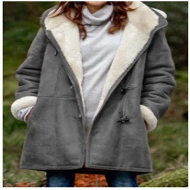 Nuevo mujer abrigo de otoño e invierno 2026 con capucha, de Corporación Turística, en color gris y estilo moderno.