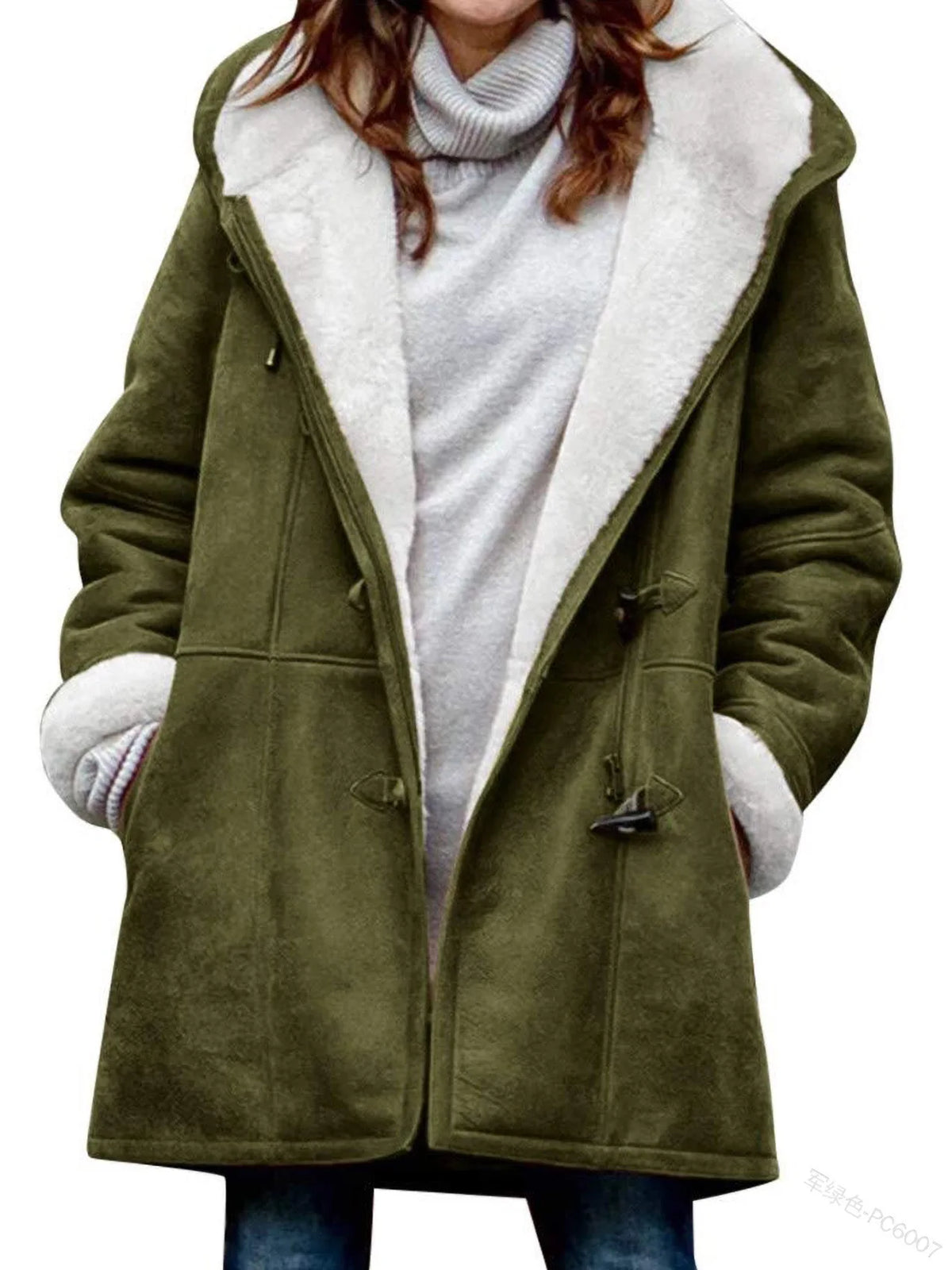 Nuevo abrigo de mujer para otoño e invierno 2026 con capucha, en color oscuro, de la marca Corporación Turística.