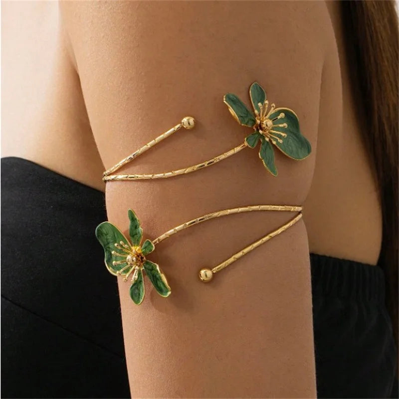 Bohemio floral enamel bracelet for women with colorful flower designs, stylish accessory from Corporación Turística.