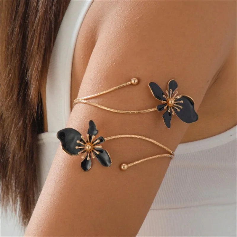 Bohemio floral enamel bracelet for women with colorful flower designs, crafted by Corporación Turística.