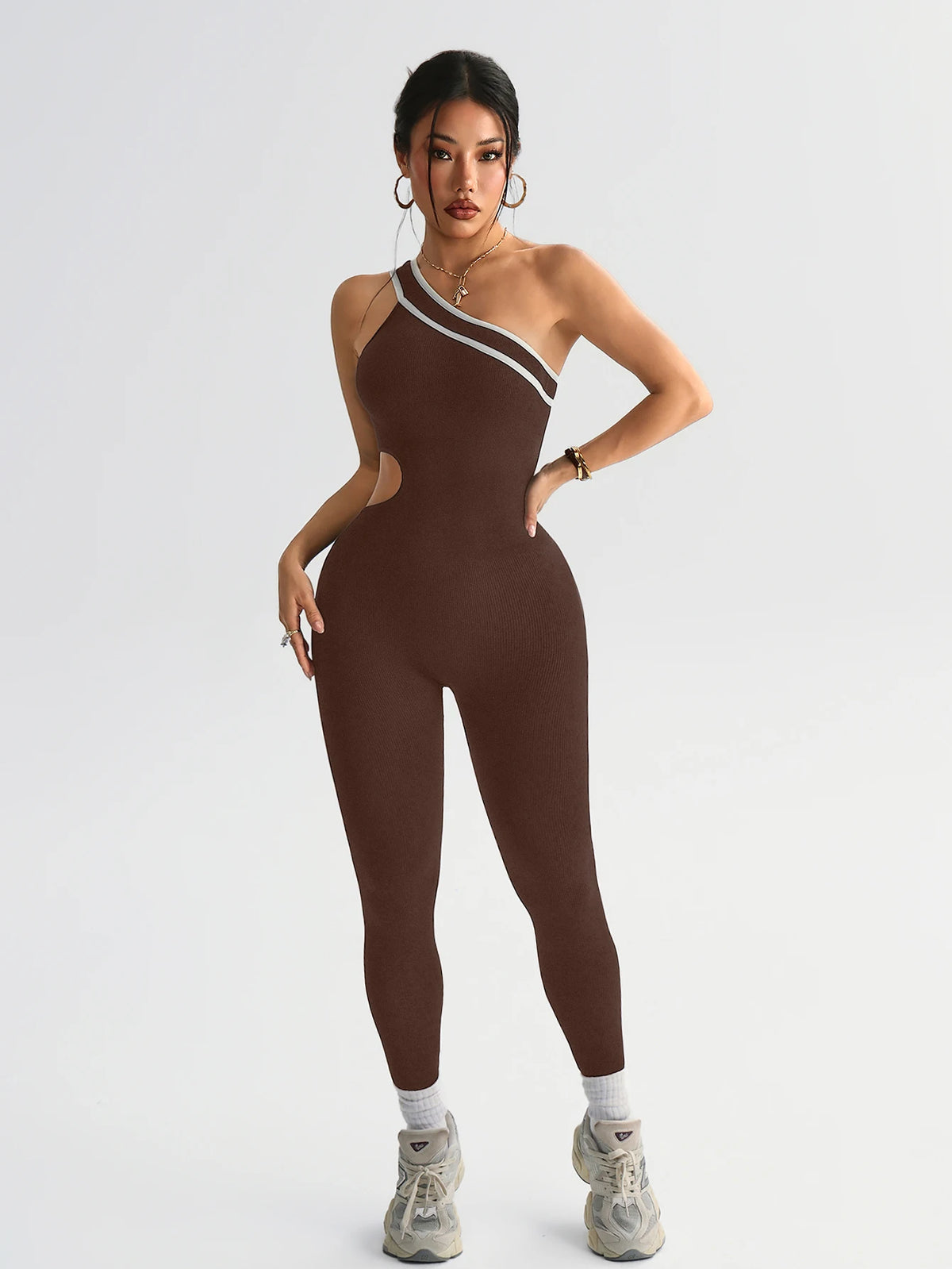 Señora usa un mono de yoga sin costuras de Corporación Turística en color marrón, adecuado para entrenamiento y actividades deportivas.