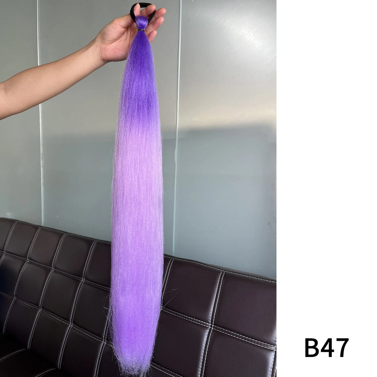Synthetic purple ponytail extension with band from Corporación Turística, 26-28 inches long, styled for easy wear and vibrant color.