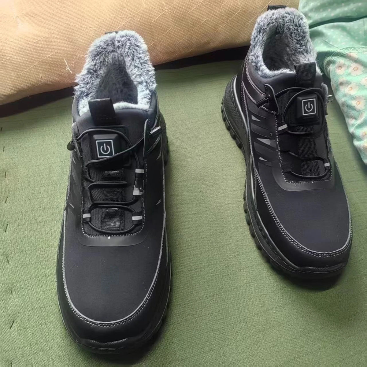 Electrically heated smart winter shoes by Corporación Turística in black, featuring heated soles for superior warmth and comfort.