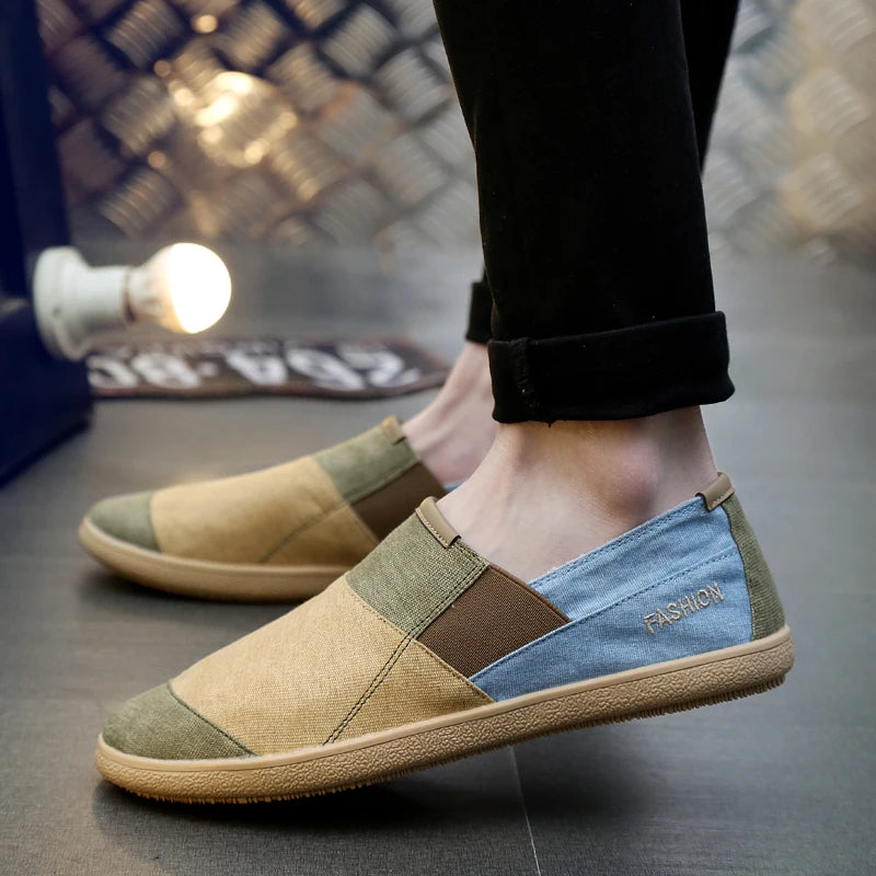 Tan mocasines informales para hombre de Corporación Turística, sin cordones, en color caqui, estilo cómodo y casual.