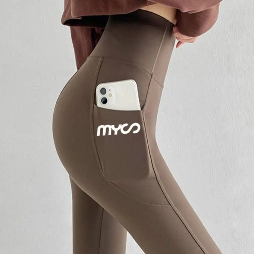 Seamless black women's leggings with side pocket, made by Corporación Turística, designed for comfort and active wear.