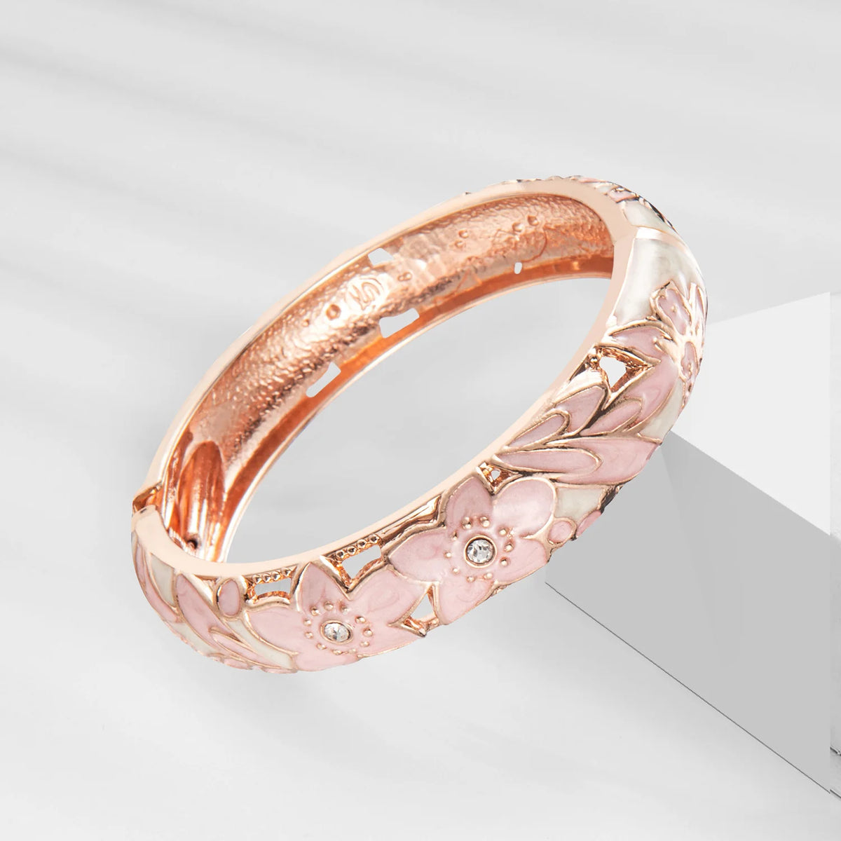 Doble esma bracelet set for women featuring silver-tone bangles, stylish jewelry by Corporación Turística, displayed on a neutral background.