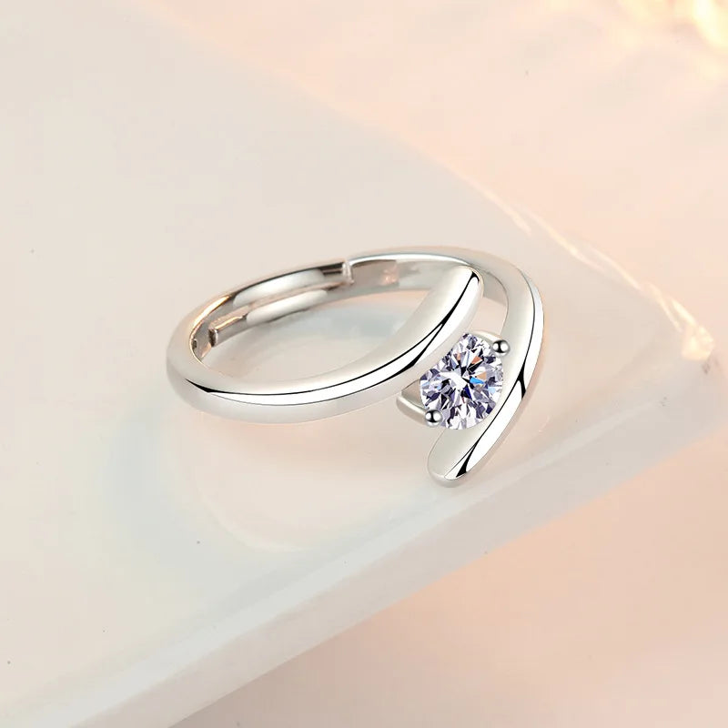 Sterling silver 925 ring with a simple zirconia gemstone, showcasing elegant jewelry design by Corporación Turística.