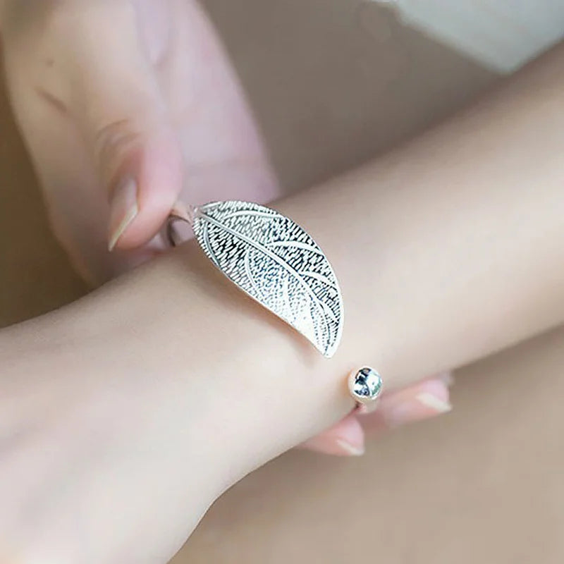 Silver 925 women’s bracelet featuring a stylish design, crafted by Corporación Turística, showcasing elegant jewelry for women.