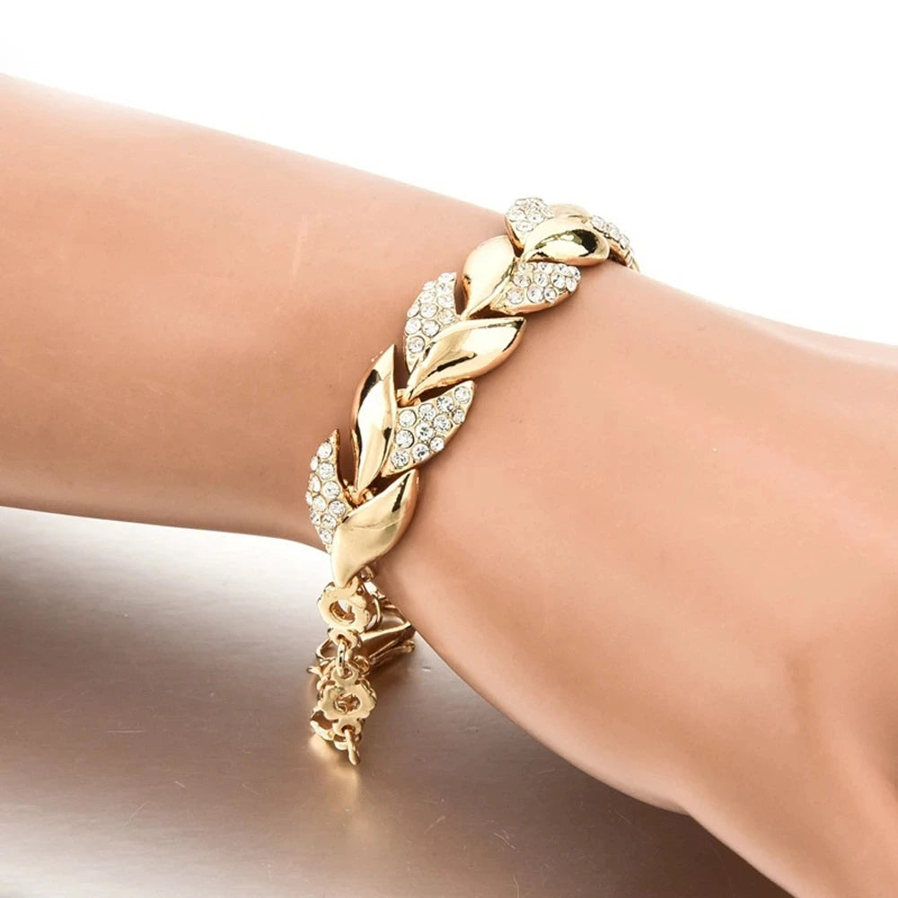 Elegant 925 sterling silver bracelet with llama design from Nueva llegada collection, crafted by Corporación Turística.